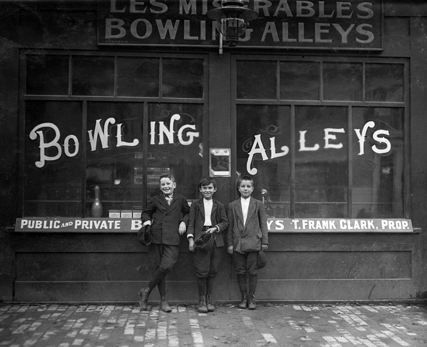 Pin boys en el exterior de Les Miserables Alleys, 1911. Lewis Wickes, Librería del Congreso