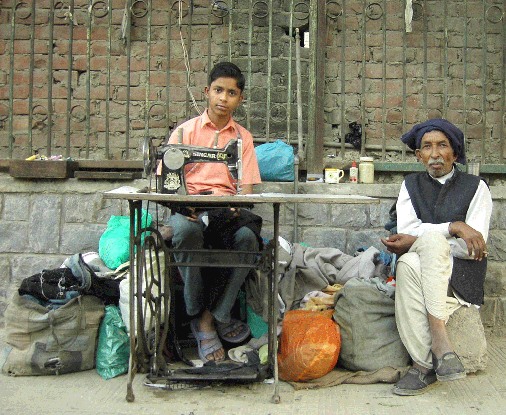 Niño costurero en India. Heart Industry