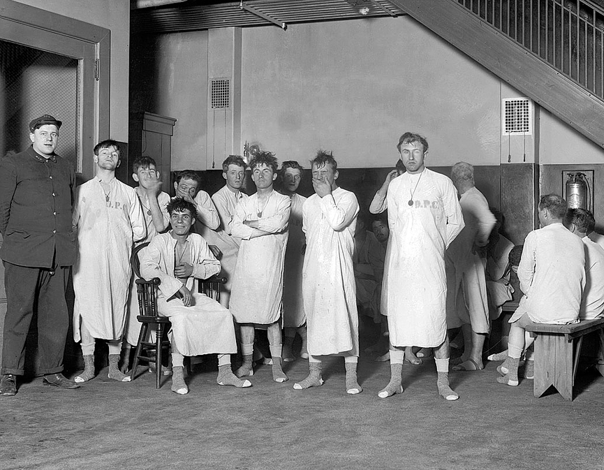Antes de pasar al dormitorio los alojados son obligados a pasar por las duchas. Albergue Municipal de Nueva York. Librería del Congreso