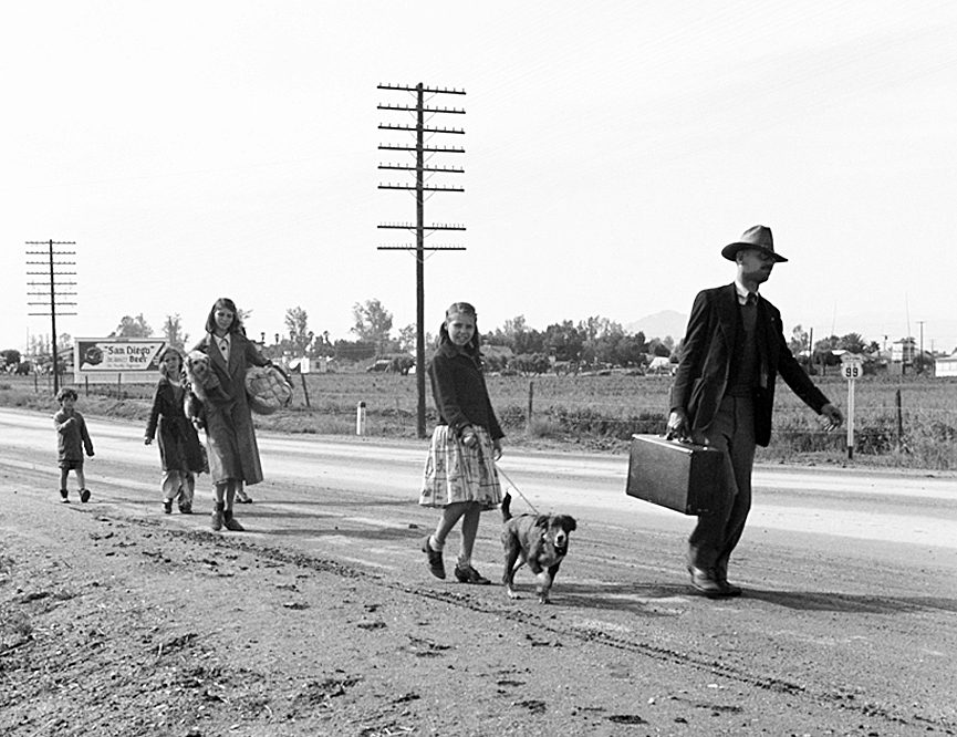 Una familia sin hogar caminando por la carretera en Phoenix. Arizona, 1939. Libreria del Congreso