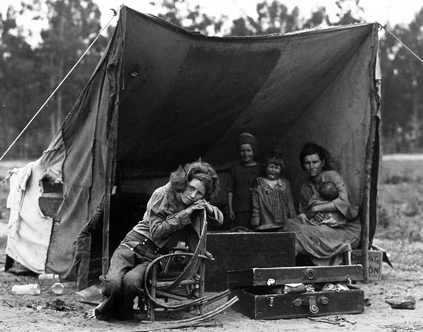 Una madre emigrante con sus hijos en un campamento de Nipomo. California, 1936. Librería del Congreso