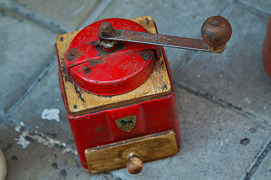 Molinillo antiguo de café. Gisleno