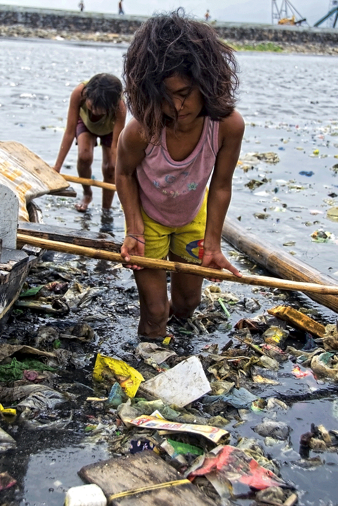 Empujando el barco a tierra. Mio Cade