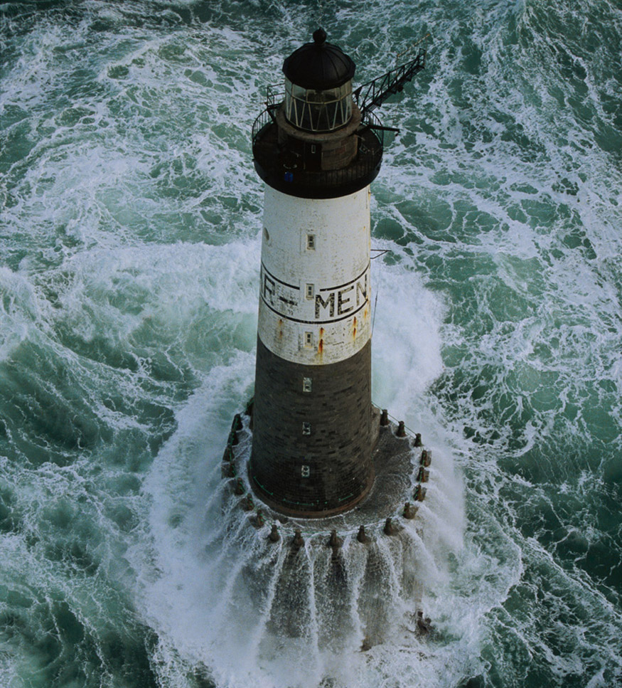 Faro de Ar-Men cerca de la isla de Sein, Mar de Iroise. Francia. Jean Guichard