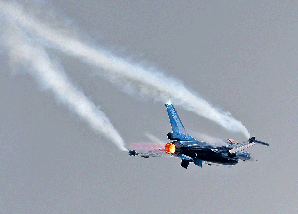 F-16 Mitch. Leszek Kobusinski