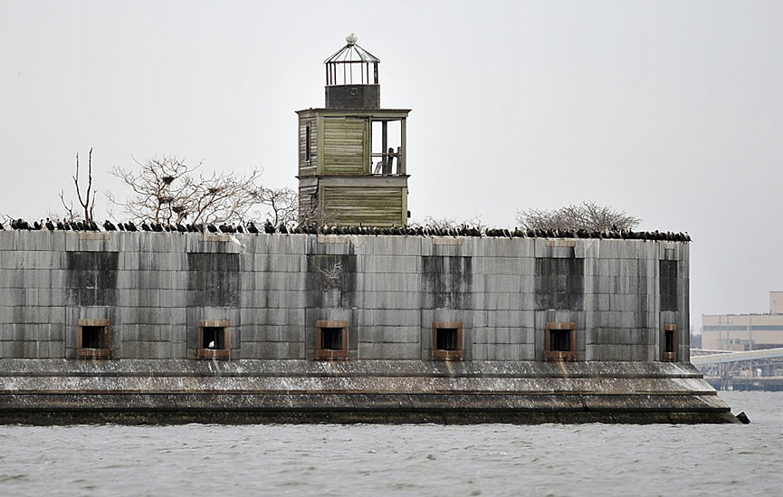 Abandonado en Patapsco River y ocupado por los pájaros, 2012. The Baltimore Sun