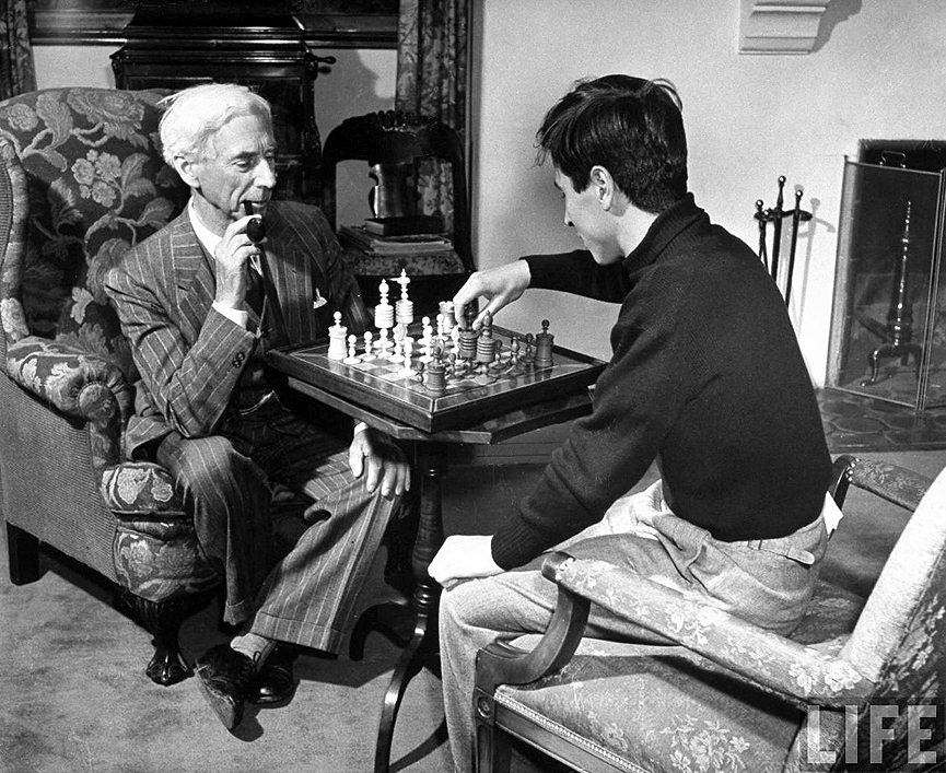 El matemático británico Bertrand Russell, jugando ajedrez con su hijo John Conrad en su casa de Los Angeles. 1940. Peter Stackpole