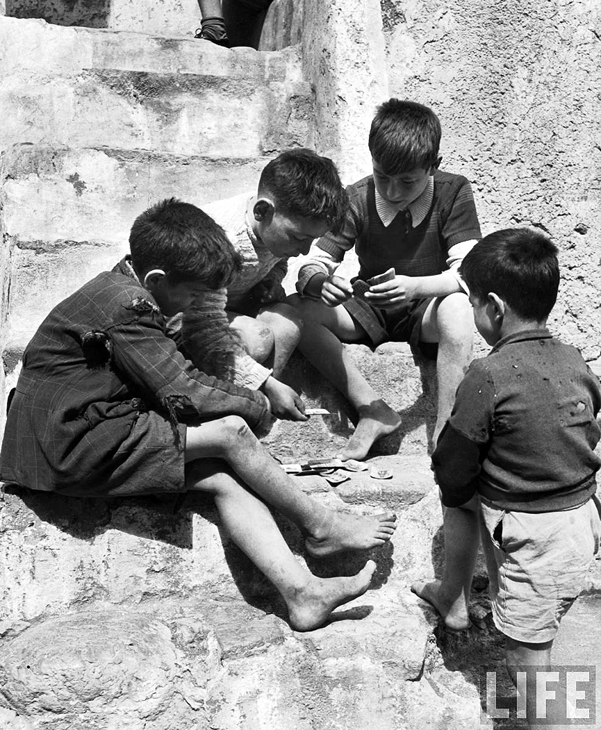 Niños de la calle jugando a las cartas en Cetara, Italia, en 1947. Alfred Eisenstaedt, Life