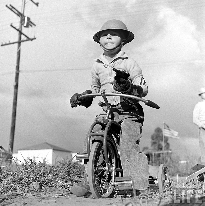 Chaval jugando a la guerra, 1942. Eliot Elisofon, Life