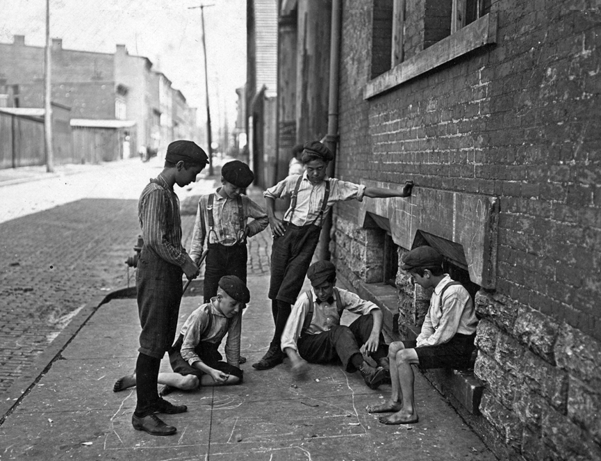 Jugando a los dados en una calle de Cincinnati, Ohio, en 1908. Lewis Hine, Librería del Congreso