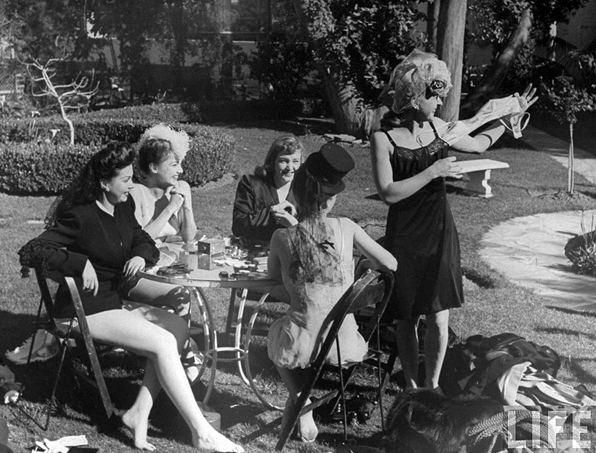 Actrices de Hollywood de la época jugando al strip poker, en 1945. Peter Stackpole
