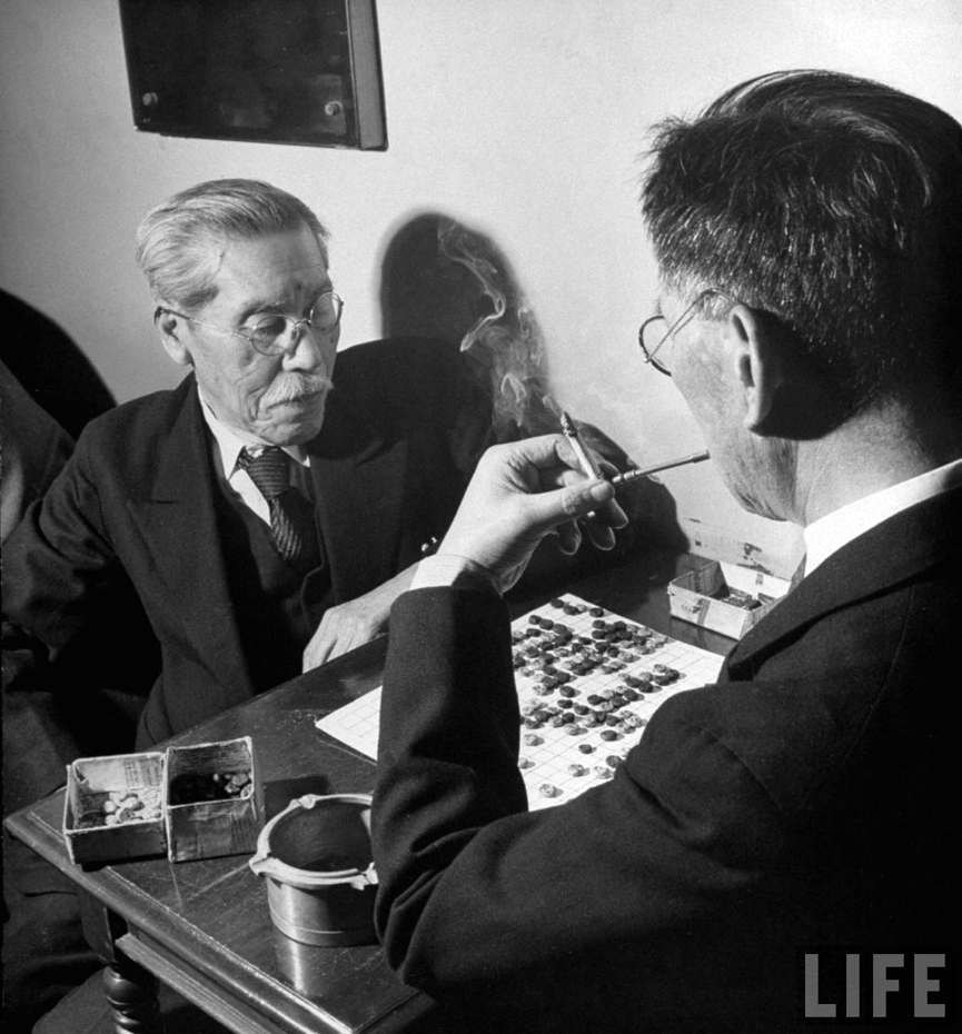 Criminales de guerra japoneses Kiichiro Hiranuma y Shiratori Toshio jugando un juego de mesa, en 1948. Carl Mydans