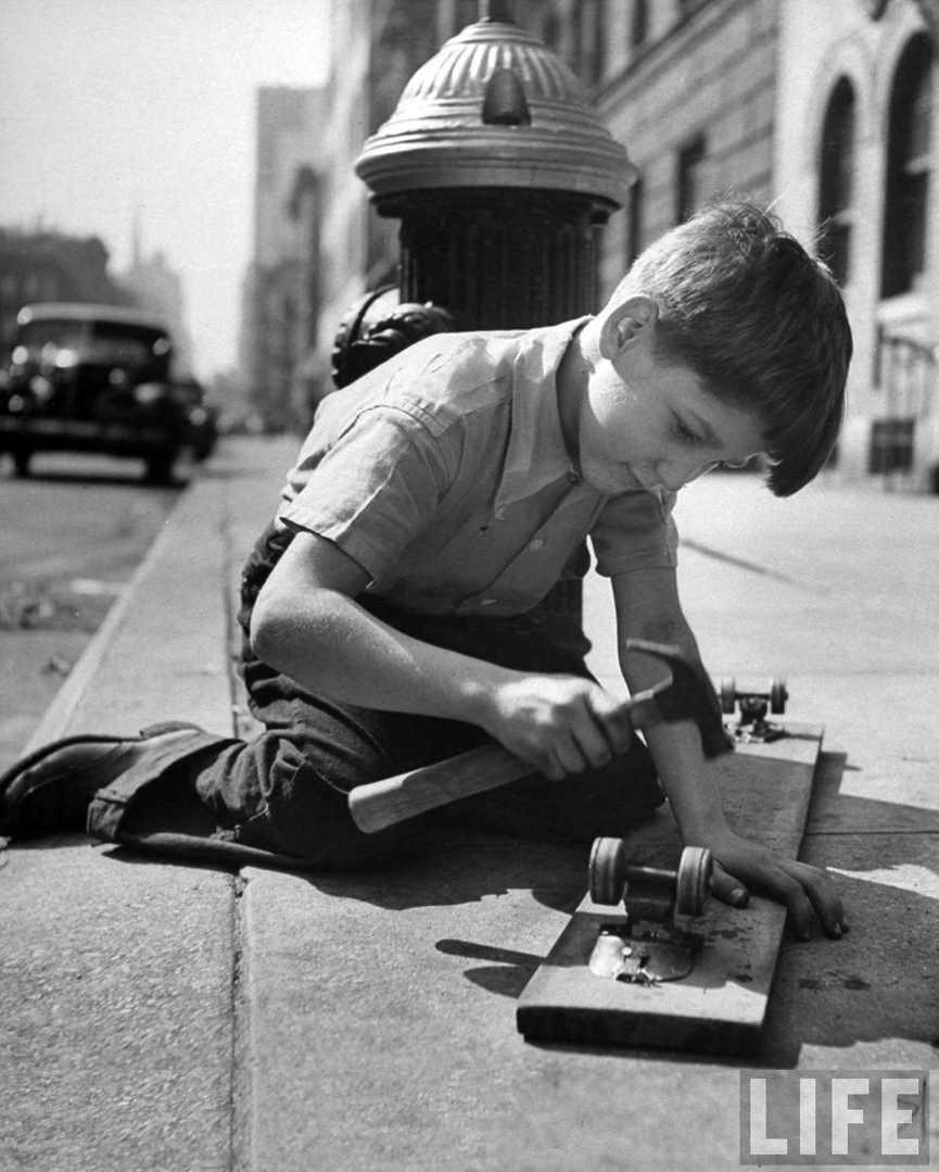 Joven fabricando un monopatín. Nueva York, 1947. Ralph Morse