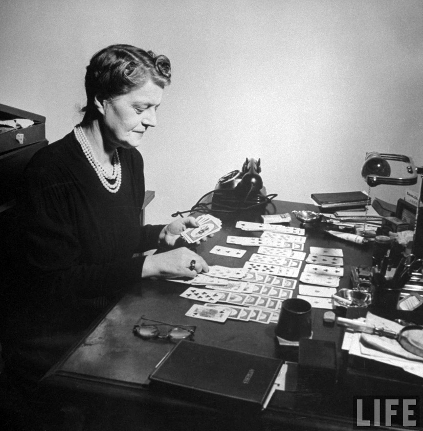 La Gran Duquesa María de Rusia, jugando un solitario en su casa de Buenos Aires, Argentina, en 1943. Thomas Mcavoy