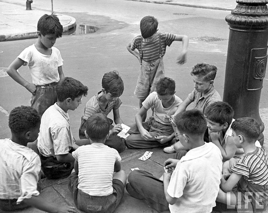 Niños jugando con cartas en Brooklyn, 1943. Alfred Eisenstaedt