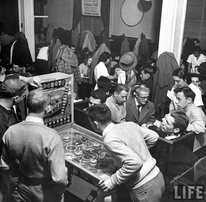 Ëstudiantes de la Universidad Estatal de Ohio jugando al pinball, 1949. George Skadding, Life