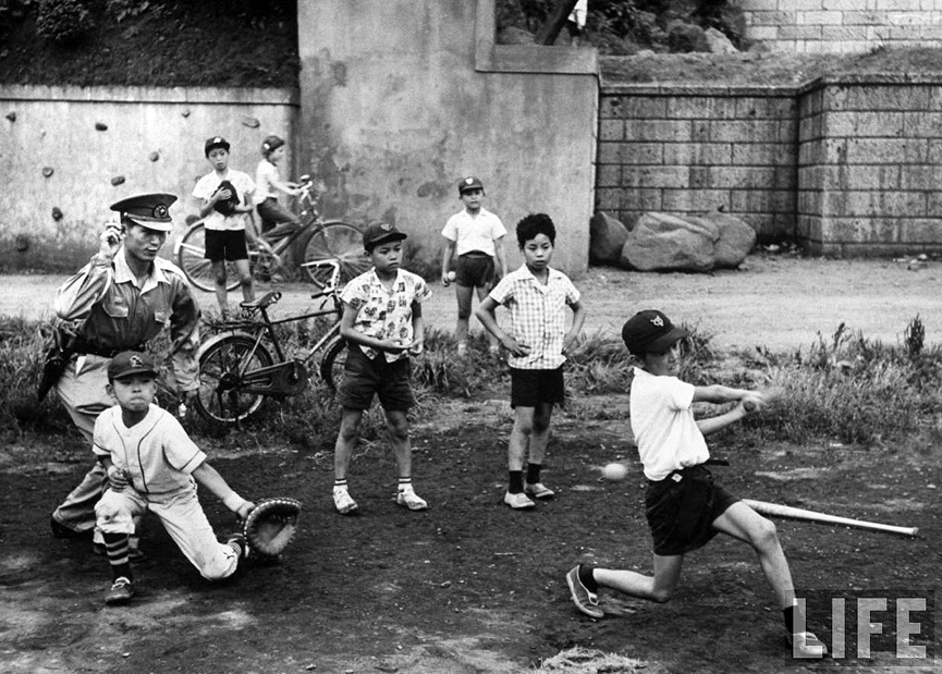 Niños jugando al beisbol. Tokio, 1959. John Dominis, Life