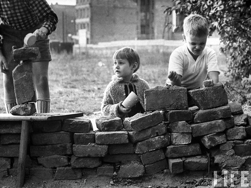 Niños de Berlín occidental jugando a construir un muro. Octubre de 1961. Paul Schutzer