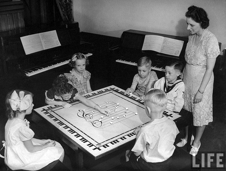Niños con un juego que les ayuda a aprender música, en 1940. George Strock