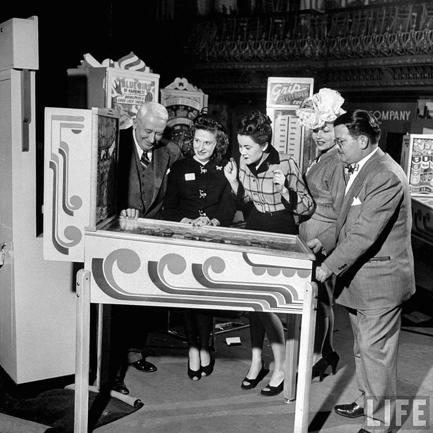 George Schmabel, campeón de pinball, en apoyo de la máquina de pinball como un juego de habilidades, en 1947. Wallace Kirkland, Life
