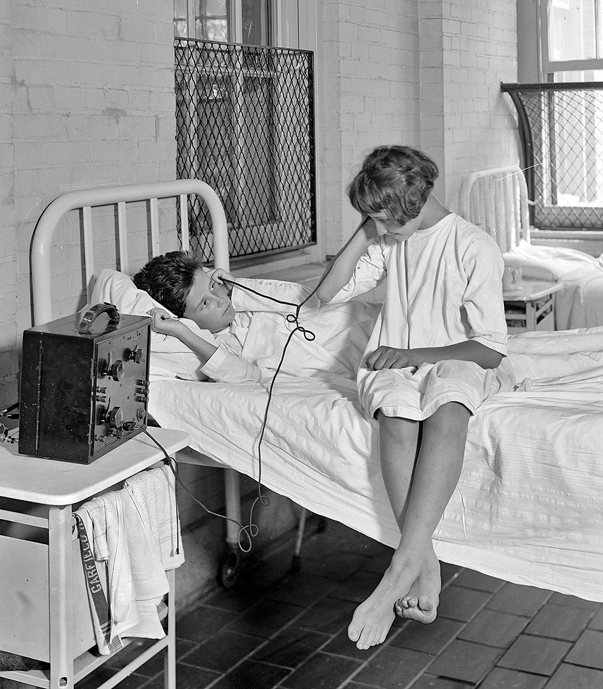 Niñas escuchando la radio en el Hospital Garfield. Washington 1924. Shorpy