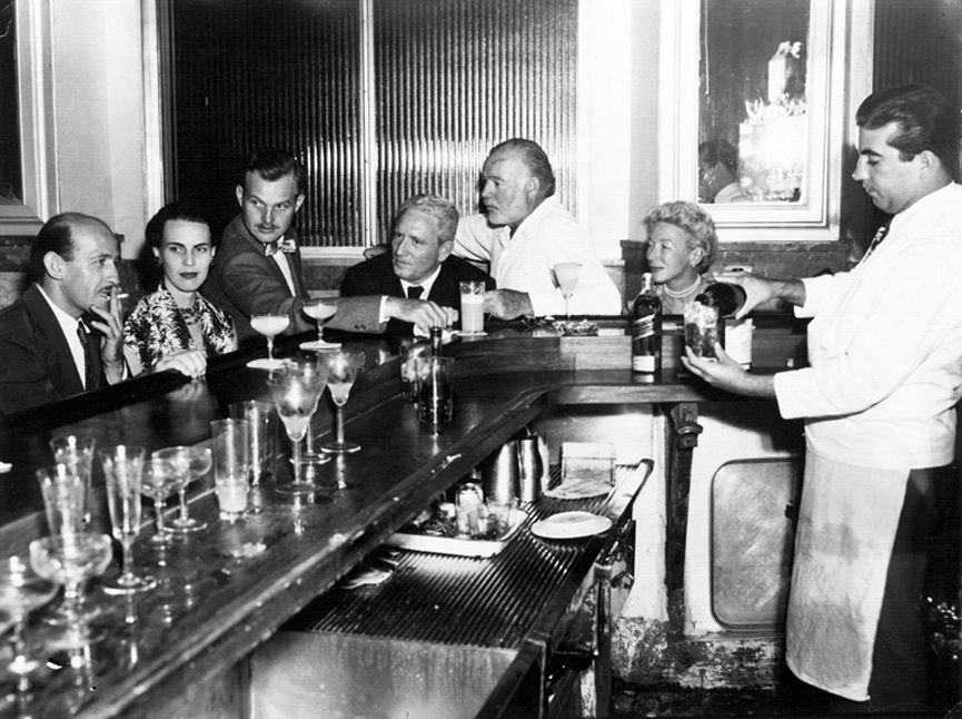 Spencer Tracy y Hemingway en la barra de El Floridita en 1955. Library and Museum, Boston