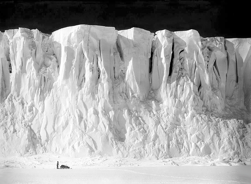 Anton Omelchenko en el glaciar Barne de la isla de Ross, Antártida, 2 de diciembre 1911. Herbert Ponting