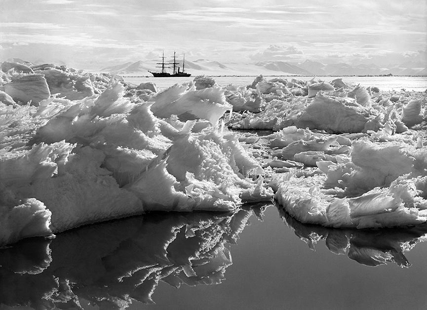 El Terra Nova fondeado detrás de un campo de hielo dentado en la isla de Ross, Antártida, el 7 de enero de 1911. Herbert Ponting