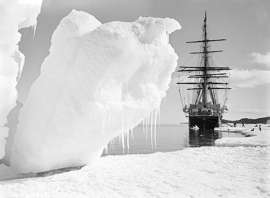 El Terra Nova amarrado a la capa de hielo en la isla de Ross, 16 de enero 1911. Herbert Ponting