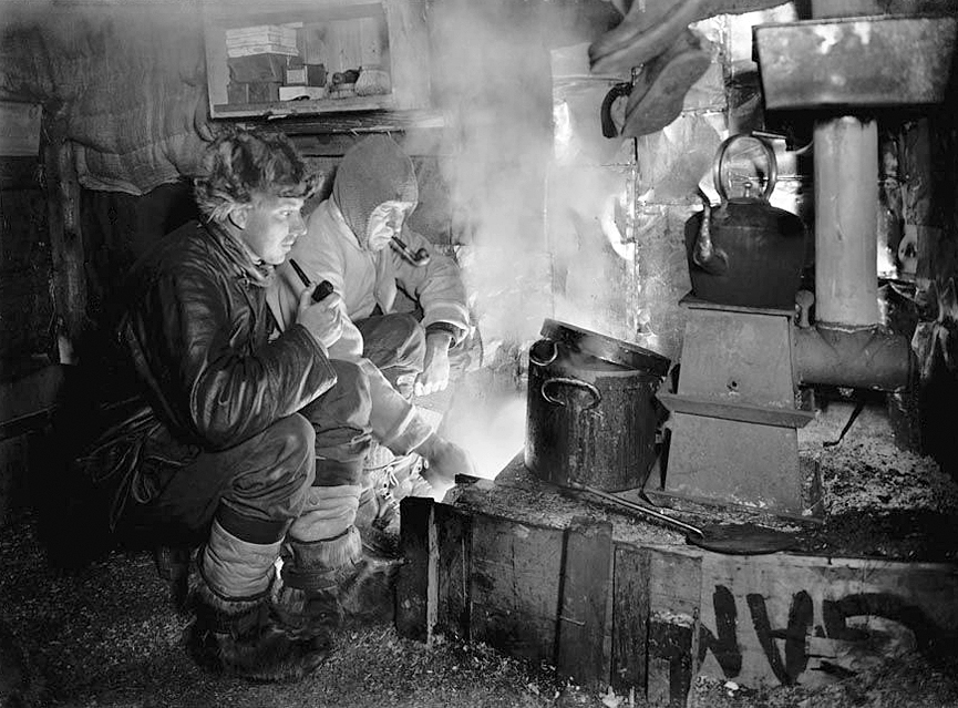 Cecil Meares y Lawrence Oates cocinando para los perros, mayo de 1911. Herbert Ponting