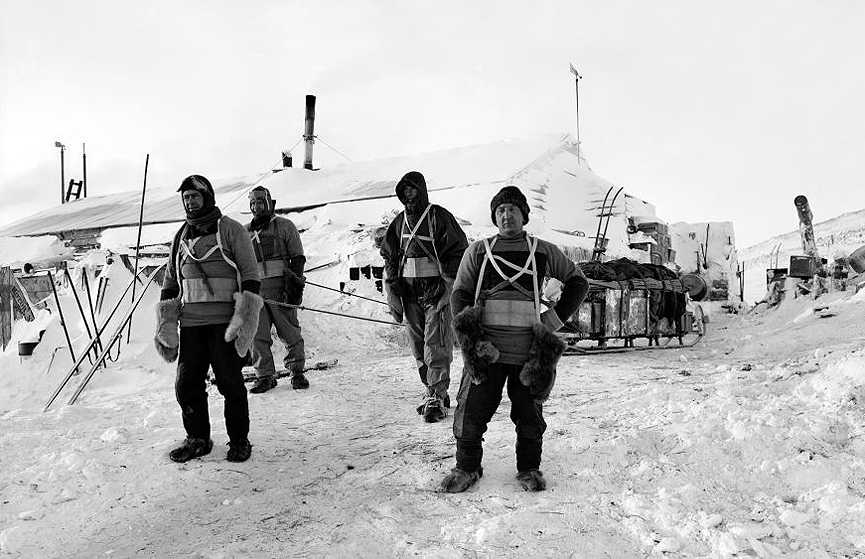 Scott, Simpson, Evans y Bowers se vieron obligados a tirar de los trineos, 15 septiembre de 1911. Herbert Ponting