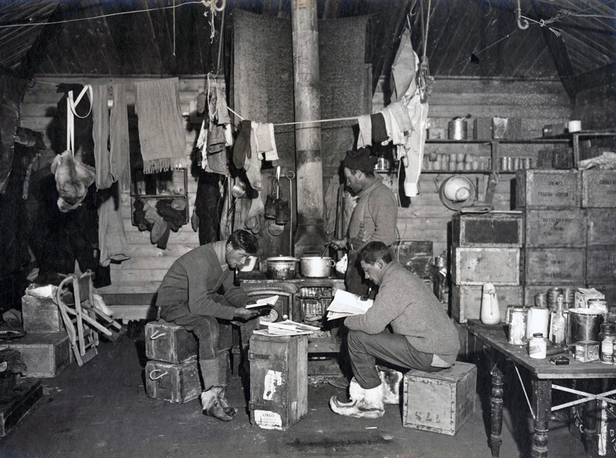 Edward Nelson, Bernard Day y W. Lashly relajados en la cabaña de invierno, febrero de 1911. Herbert Ponting