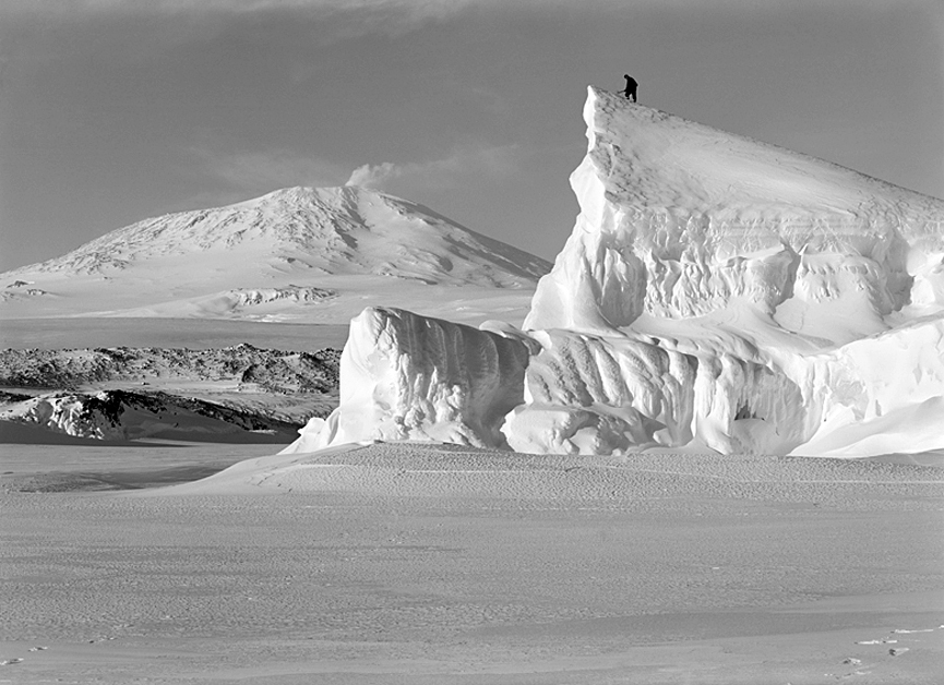 En la cima del Matterhorn Berg en la isla de Ross, 8 de octubre de 1911. Herbert Ponting