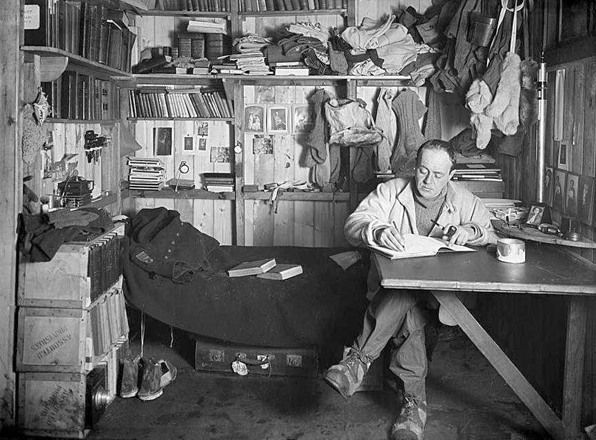 Robert Falcon Scott escribe en su diario en la cabaña de la dependencia de Ross, 7 de octubre de 1911.. Herbert Ponting