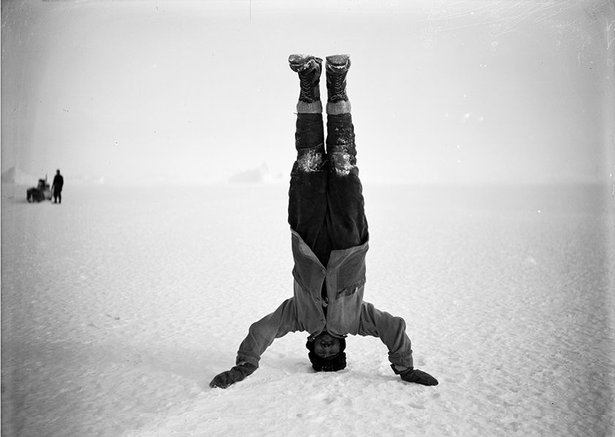 Herbert Ponting haciendo el pino en el hielo, febrero de 1912. Ponting Collection