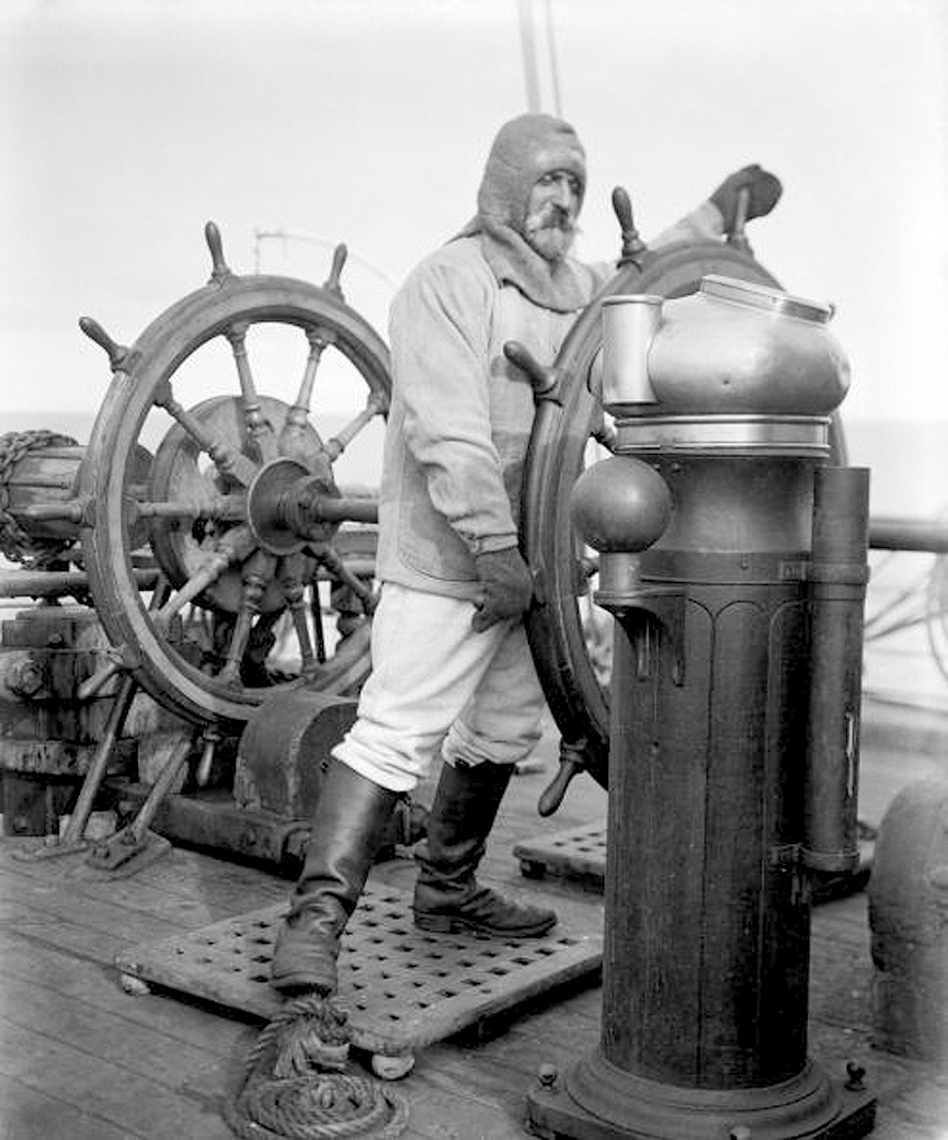 Mortimer McCarthy al timón del Terra Nova, enero de 1910. Herbert Ponting