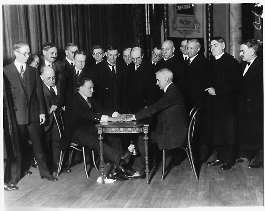 Houdini desvelando los trucos de los espiritistas durante una sesión en Nueva York, 1925. MOMA
