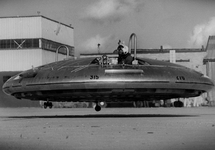 Avrocar en el Aeropuerto Regional de Malton, en algún momento de 1960. The Canadien