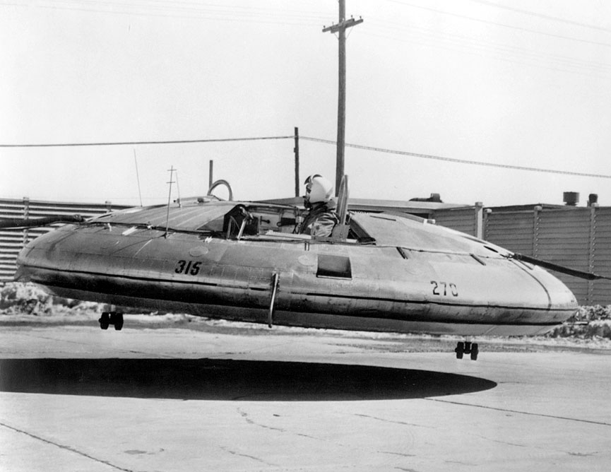 Pruebas iniciales de vuelo del Avrocar, sujeto con ronzales por razones de seguridad. National Museum US Air Force