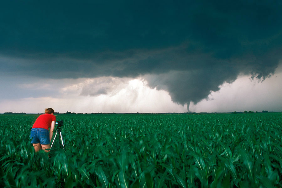 Documentando un tornado en el condado de Turner, Dakota del Sur. Junio de 2003. Jim Reed