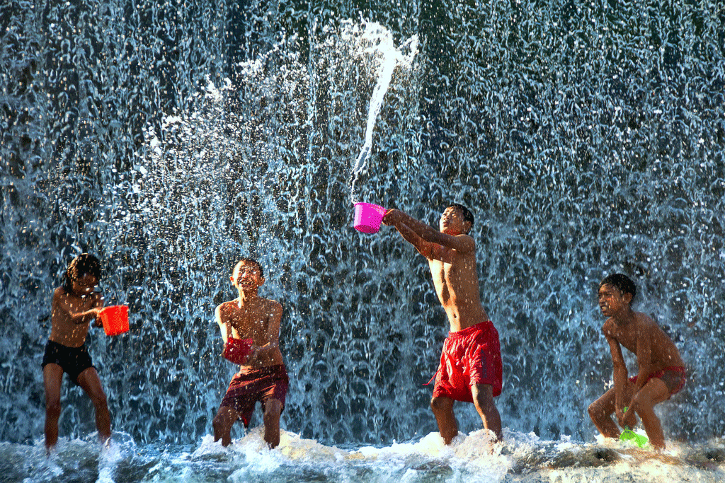 Niños y el agua, Indonesia. Mio Cade
