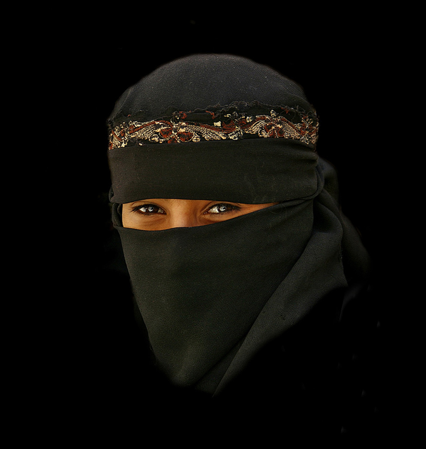 Adolescente sonriendo bajo su velo, Yemen. Eric Lafforgue