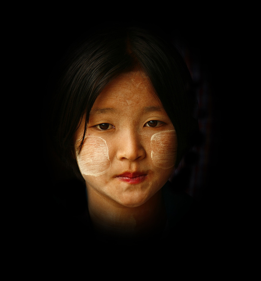 Chica con el tradicional maquillaje thanaka en las mejillas, Myanmar. Eric Lafforgue