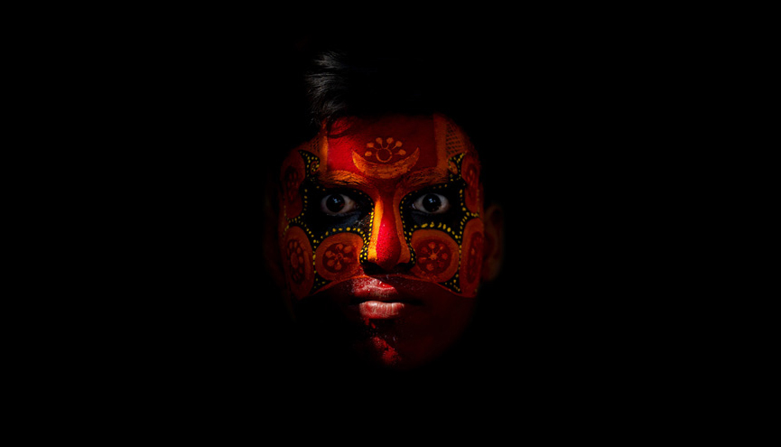 Seguidor del culto Theyyam, India. Eric Lafforgue