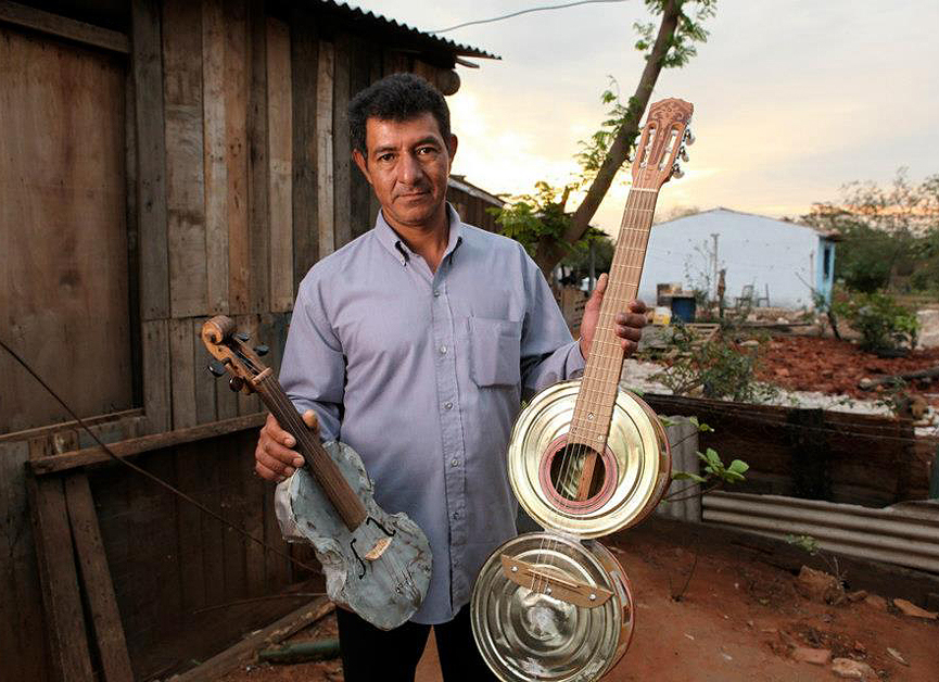 Uno de los artesanos de Cateura