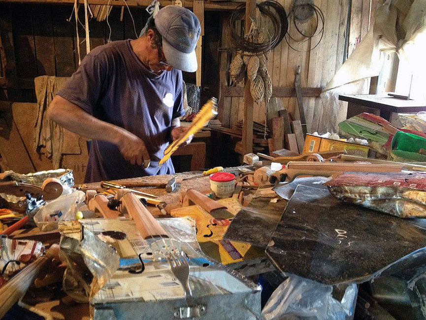 Montando un violín en Cateura