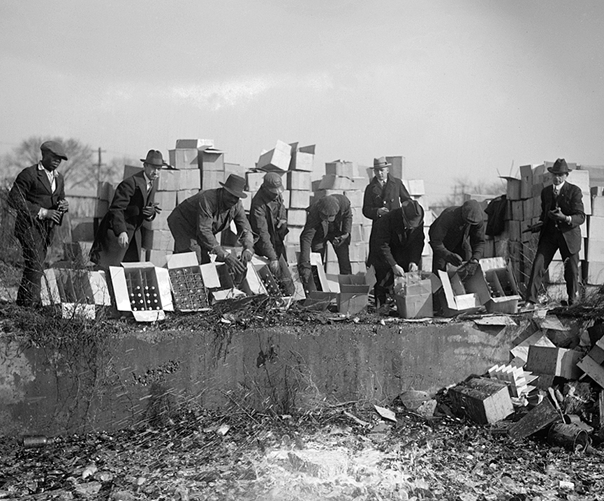 Destruyendo botellas de whisky y cerveza, 1923. Biblioteca del Congreso