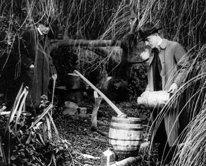 Desmantelamiento de un alambique en una destilería clandestina. San Francisco, 1920. Biblioteca del Congreso