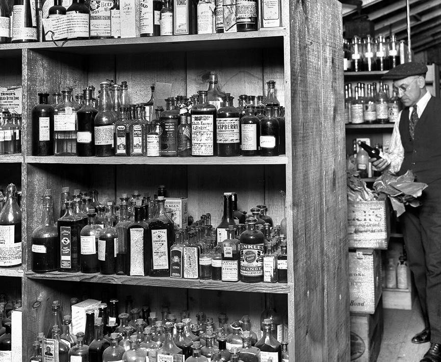 Almacén de bebidas para calibrar su grado de alcohol. Washington, 1920. Biblioteca del Congreso