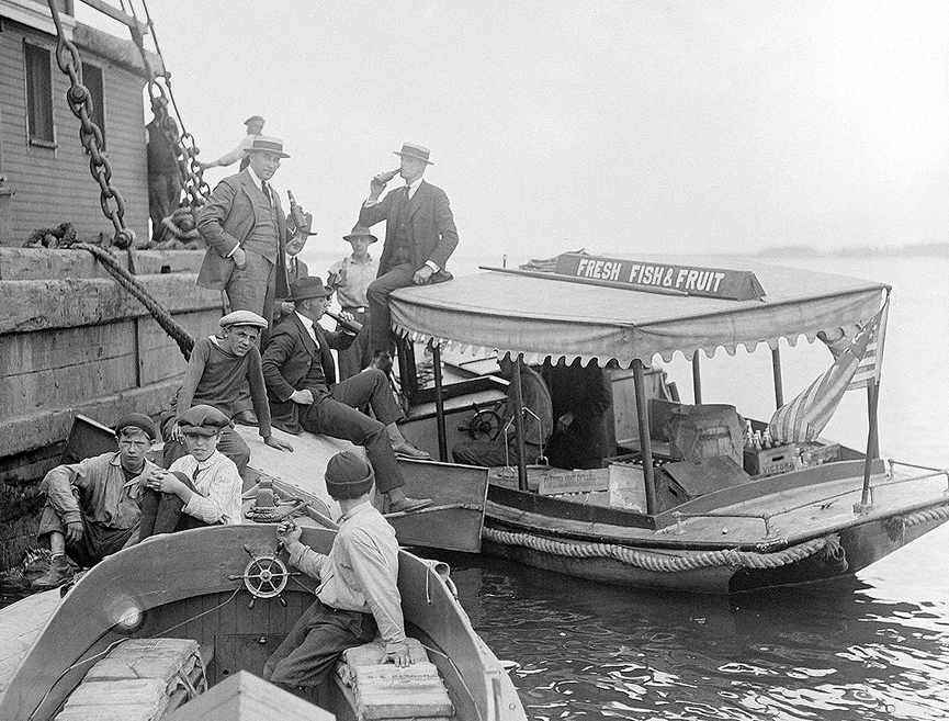Barco camuflado, sirve bebidas en el muelle. Boston, 1926. Leslie Jones, Boston Public Library